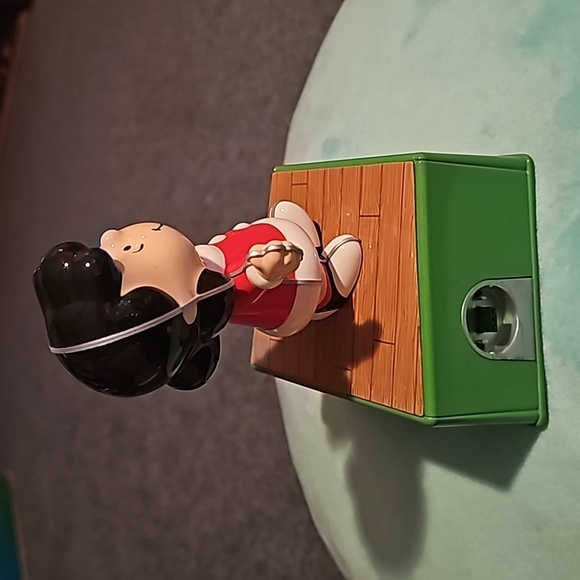 Hallmark Peanuts Lucy Christmas Dance Party Figurine w/ Music and Motion Figure - Picture 3 of 5